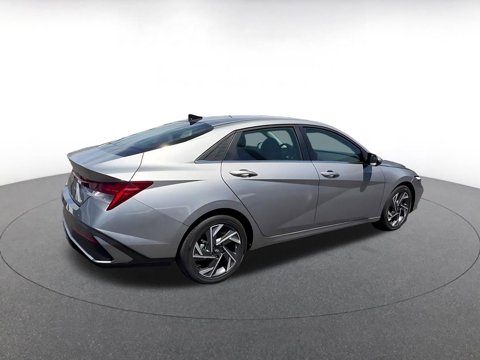 Used 2025 Hyundai Elantra Limited FWD image 15