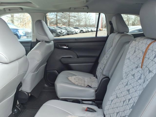 Used 2022 Toyota Highlander Bronze Edition image 6