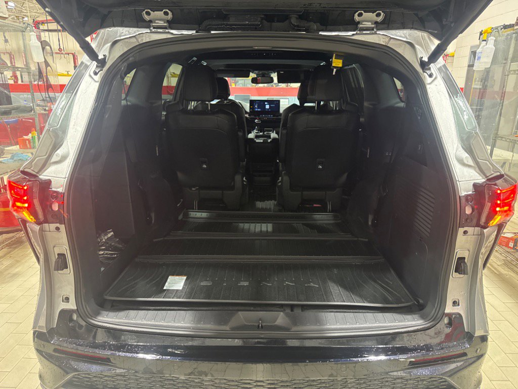 Used 2025 Toyota Sienna XSE w/ XSE Plus Package image 11
