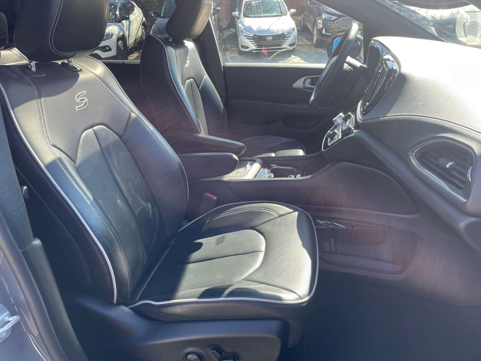 Used 2025 Chrysler Pacifica Limited image 38