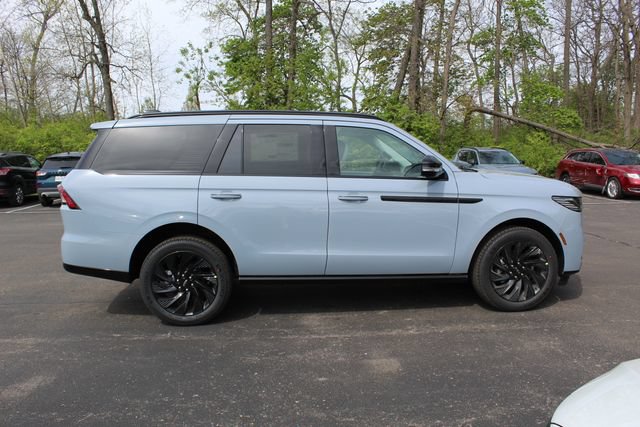 New 2026 Lincoln Navigator Reserve w/ Jet Appearance Package AWD/4WD image 2