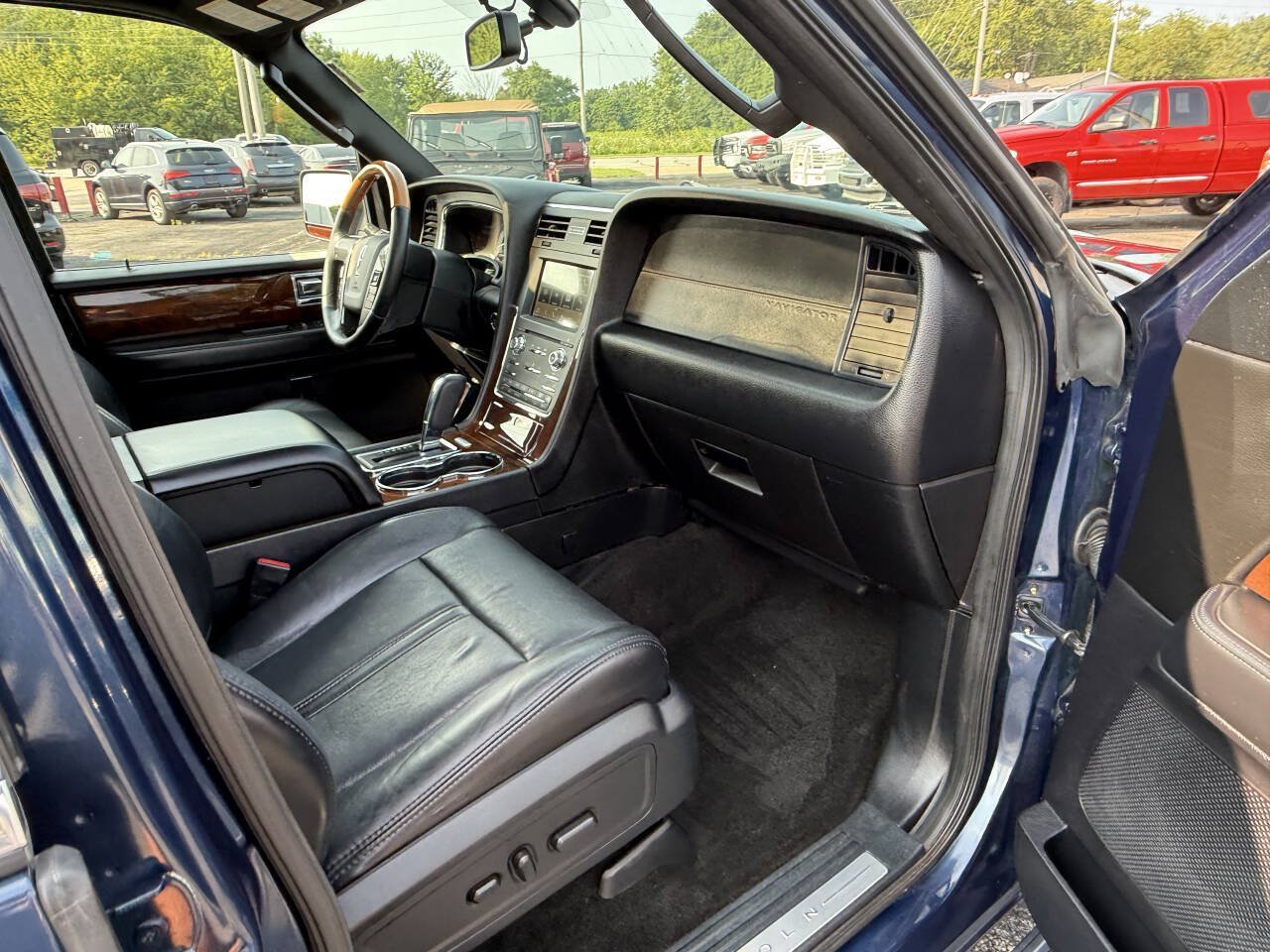 Used 2016 Lincoln Navigator Select AWD/4WD image 25