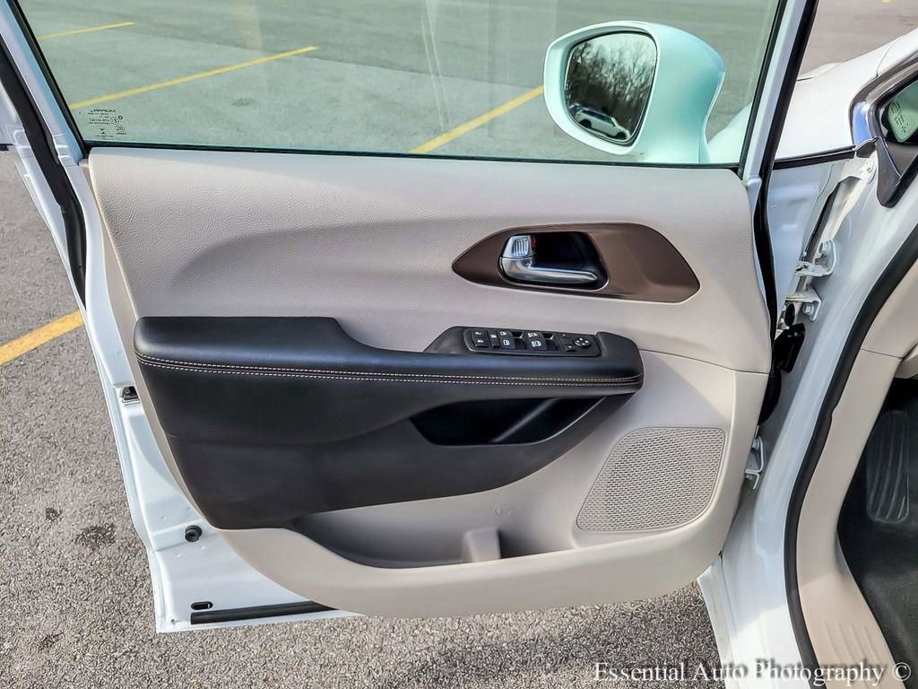 Used 2019 Chrysler Pacifica Touring-L w/ Advanced Safetytec Group image 27