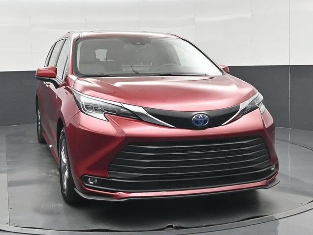 Used 2025 Toyota Sienna XLE FWD image 32
