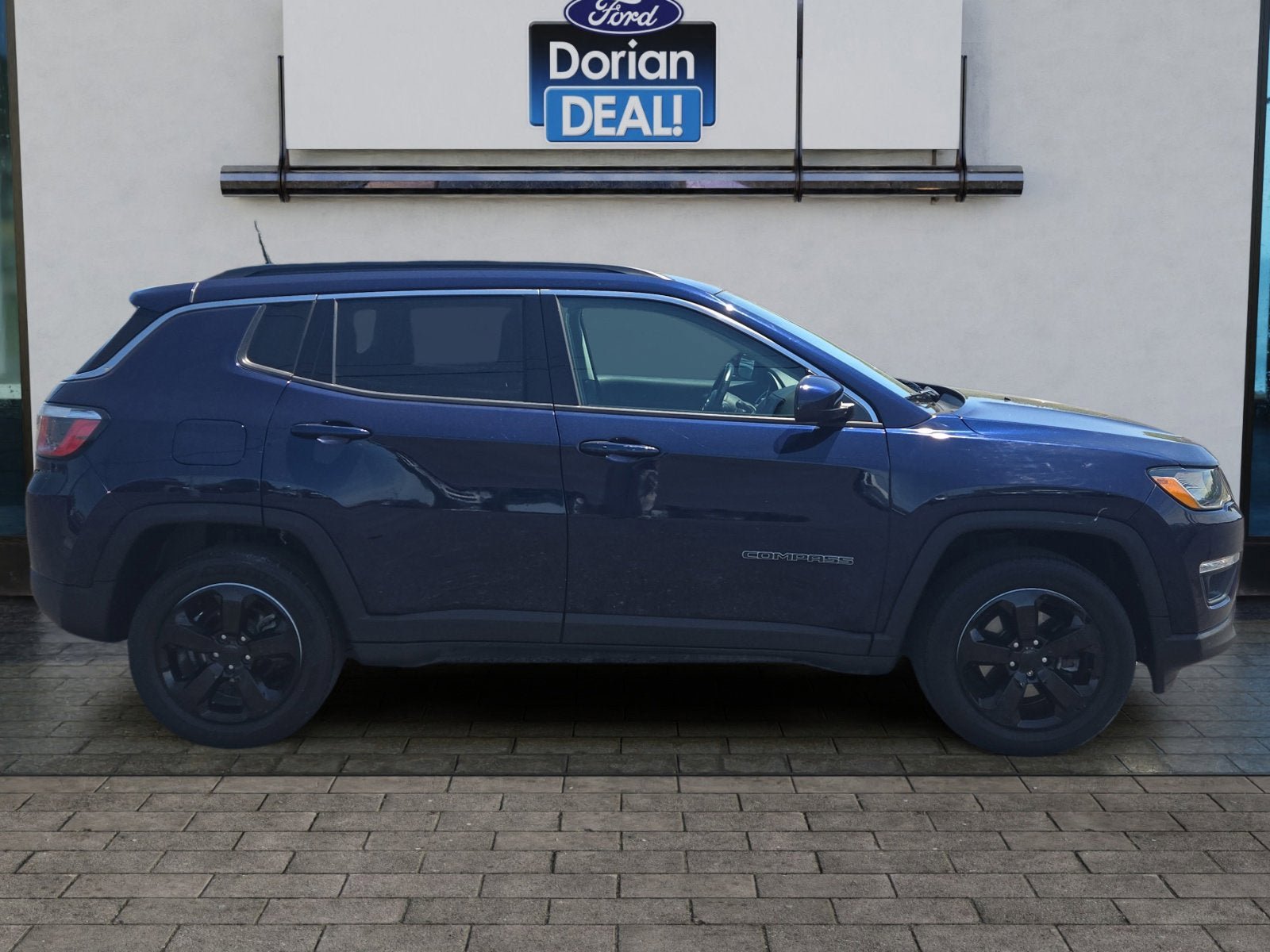 Used 2018 Jeep Compass Latitude w/ Cold Weather Group FWD image 2