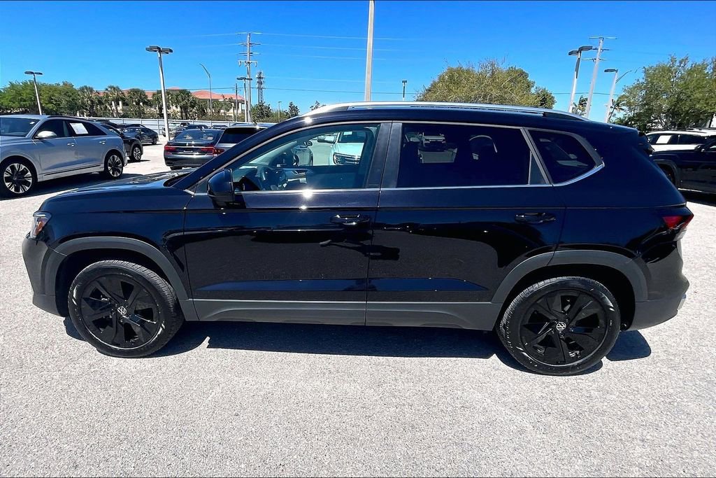 Certified 2025 Volkswagen Taos SE w/ Panoramic Sunroof Package image 8