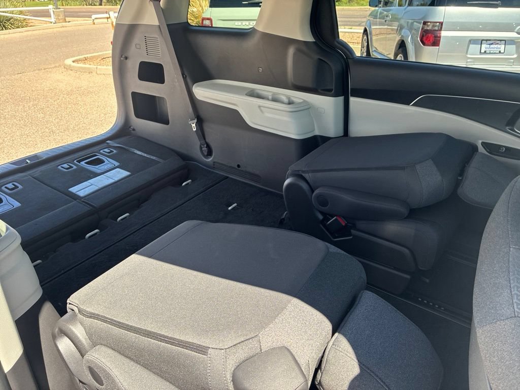 Used 2022 Kia Carnival LX FWD image 23