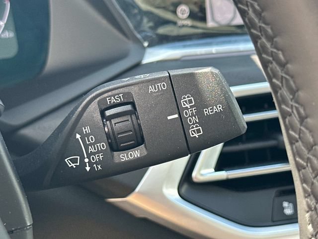 Used 2022 BMW X7 xDrive40i w/ M Sport Package AWD/4WD image 11