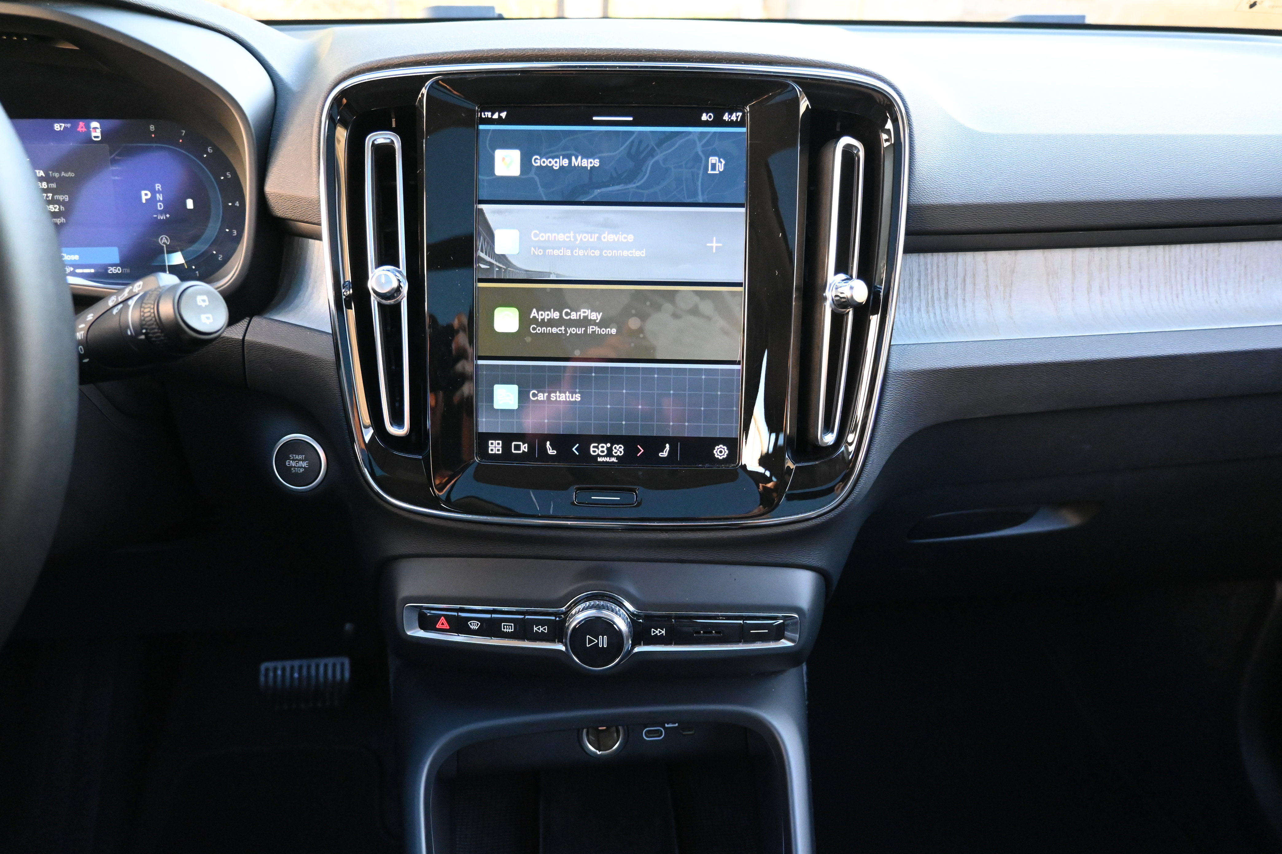Used 2025 Volvo XC40 B5 Plus image 27