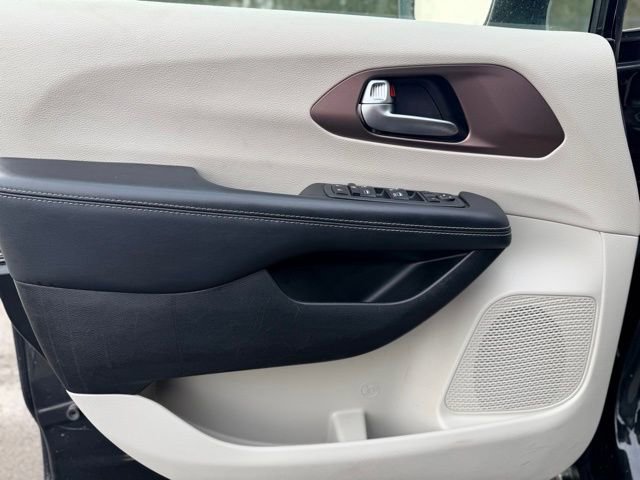 Used 2023 Chrysler Voyager LX image 19