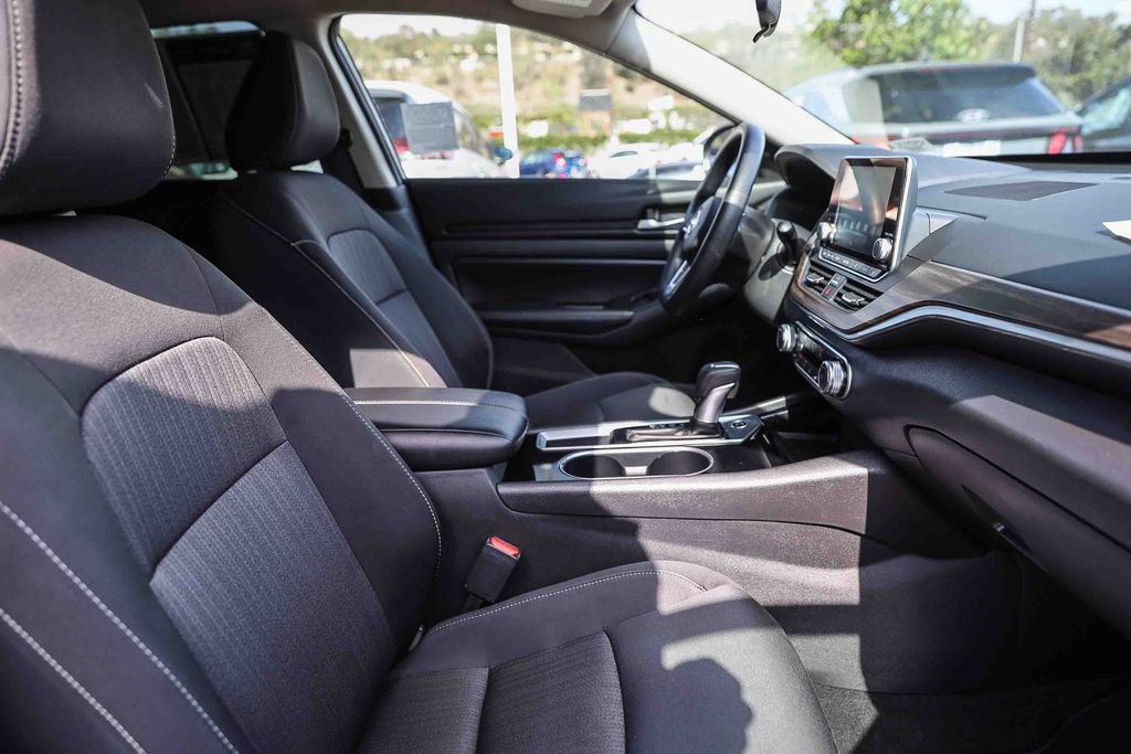 Used 2024 Nissan Altima 2.5 SV FWD image 17