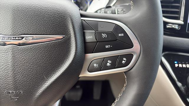 Used 2024 Chrysler Pacifica Touring-L image 15