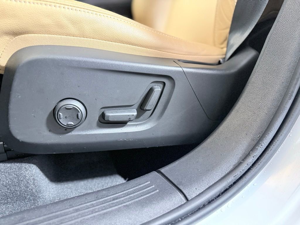 Used 2022 Volvo XC40 T5 Inscription w/ Climate Package image 17