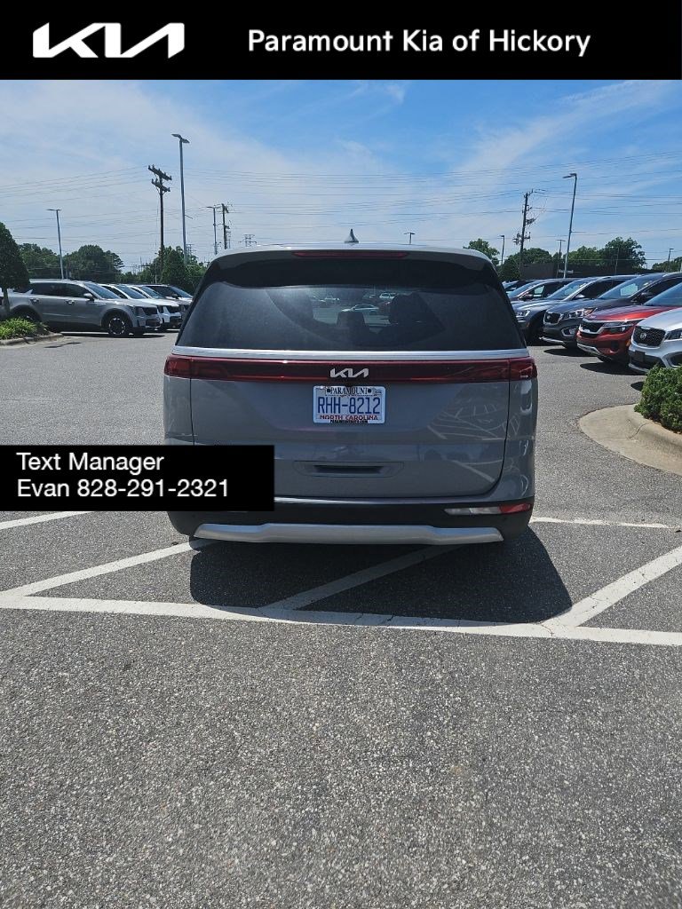 Used 2024 Kia Carnival EX FWD image 4