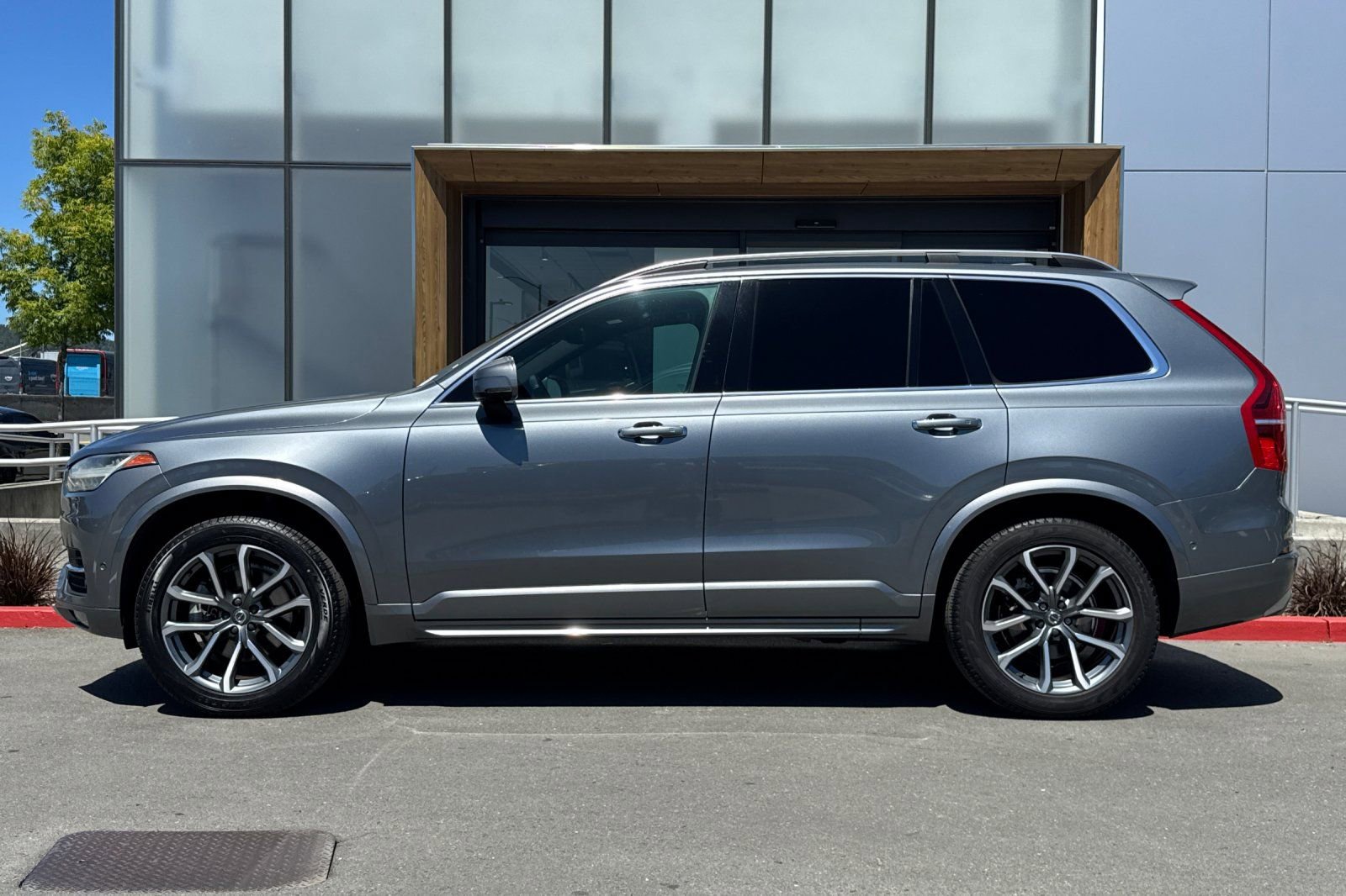 Used 2017 Volvo XC90 T6 Momentum w/ Vision Package AWD/4WD image 5