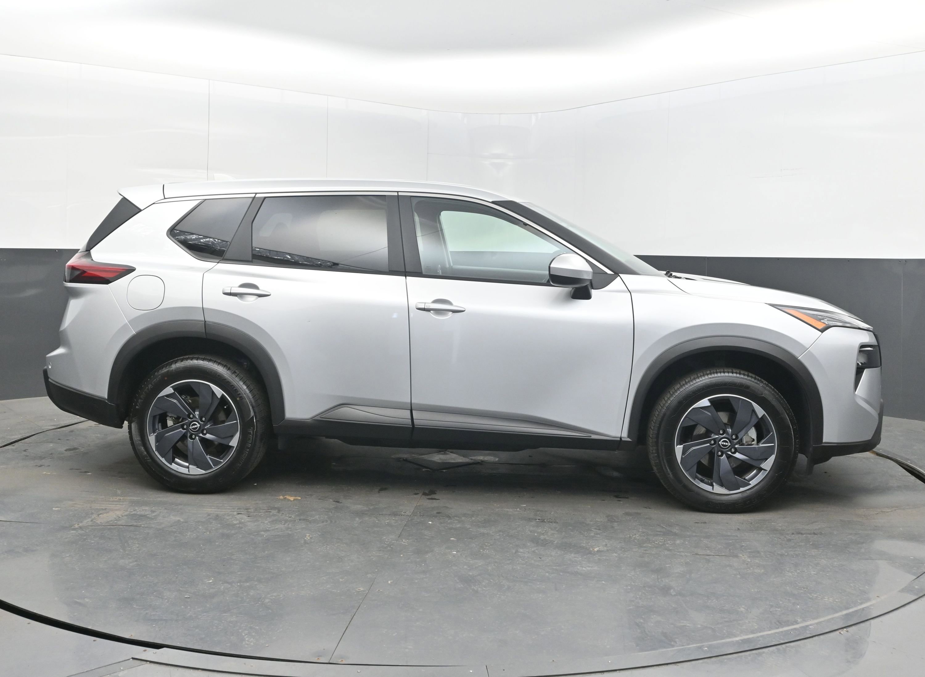 Used 2025 Nissan Rogue SV image 10
