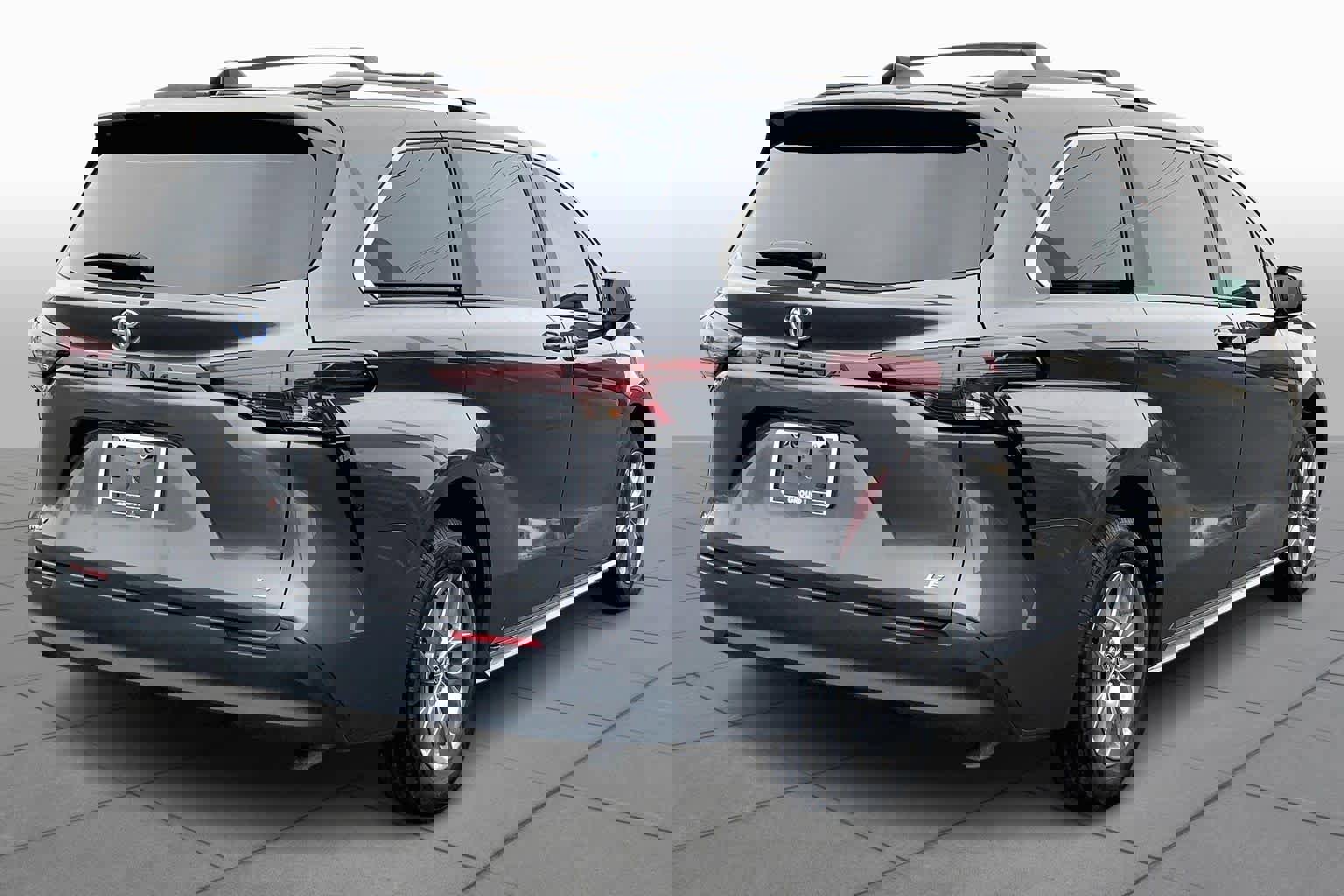 Used 2025 Toyota Sienna LE image 13