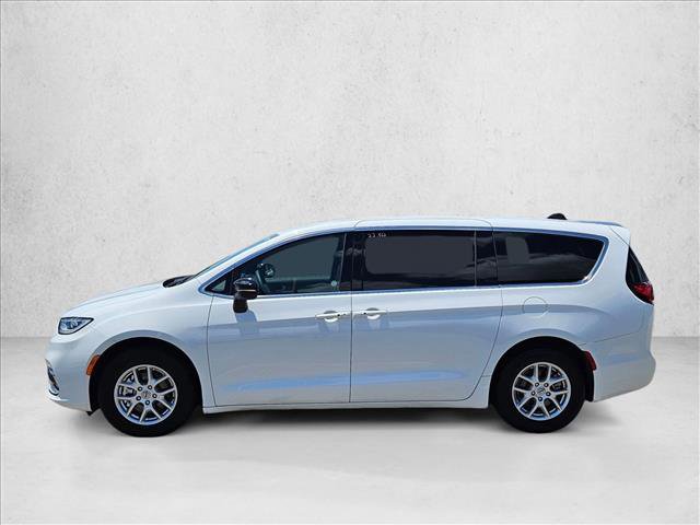 Used 2025 Chrysler Pacifica Select FWD image 8