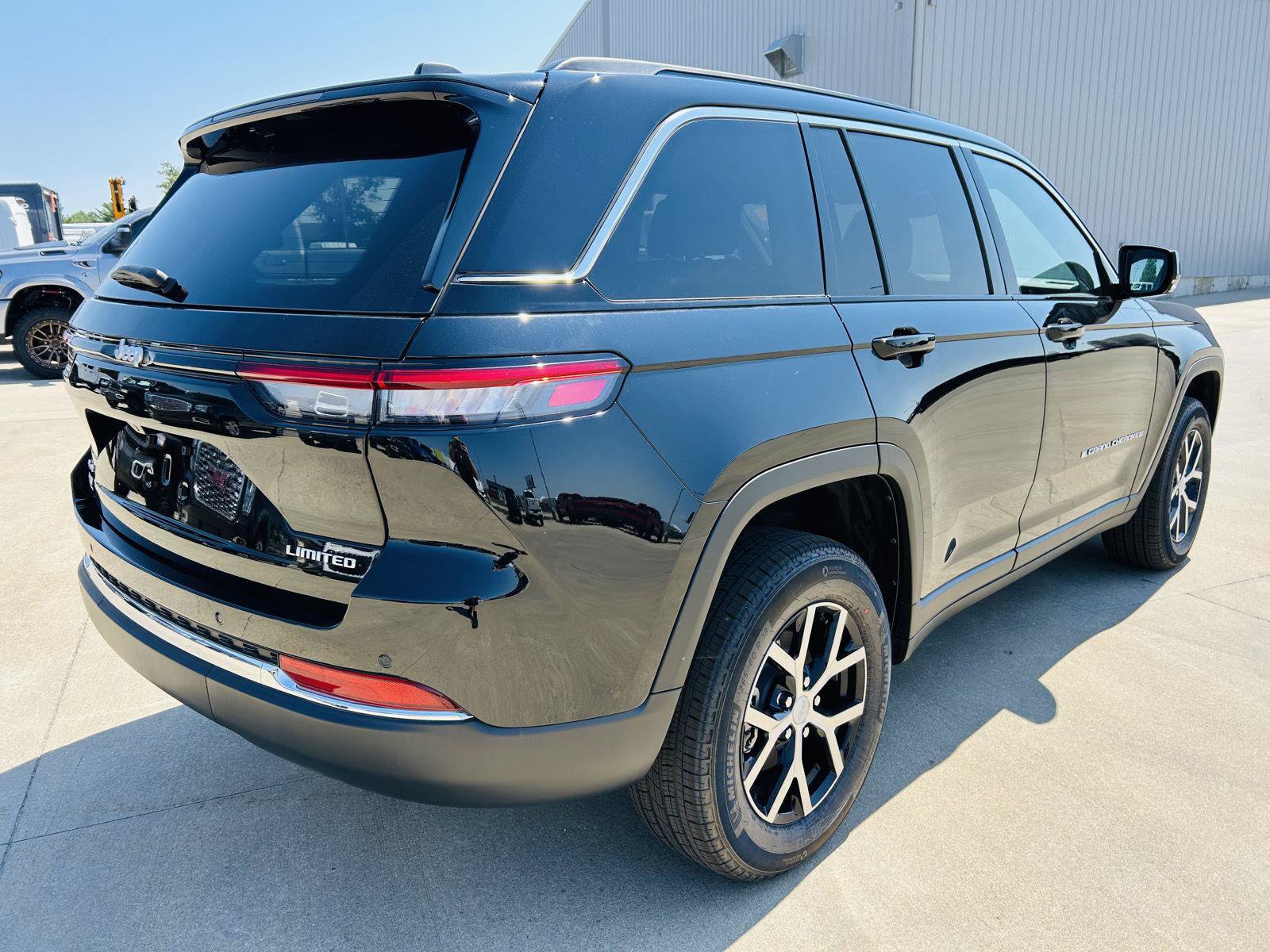 New 2025 Jeep Grand Cherokee Limited AWD/4WD image 40