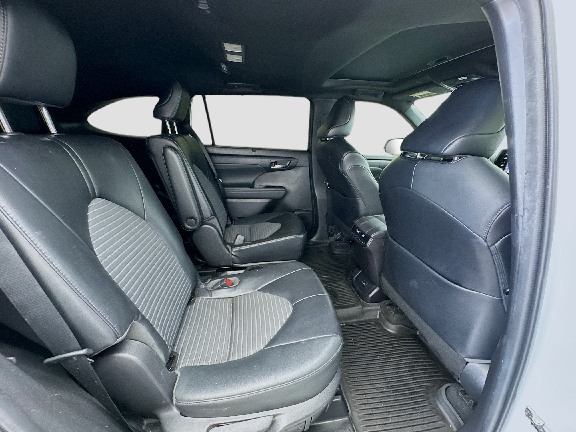 Used 2022 Toyota Highlander XSE FWD image 20