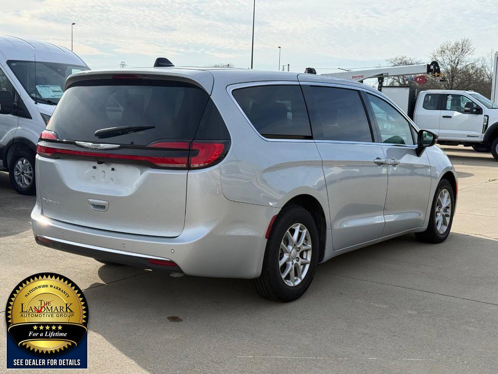 Used 2026 Chrysler Pacifica Select image 4