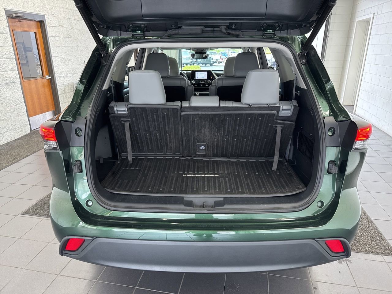 Used 2023 Toyota Highlander XLE image 10