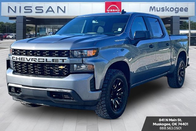 Used 2020 Chevrolet Silverado 1500 Custom w/ Custom Value Package AWD/4WD image 3