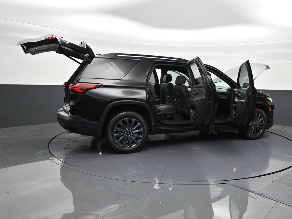 Used 2023 Chevrolet Traverse RS image 32