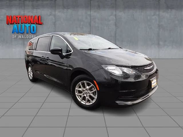 Used 2023 Chrysler Voyager LX image 1