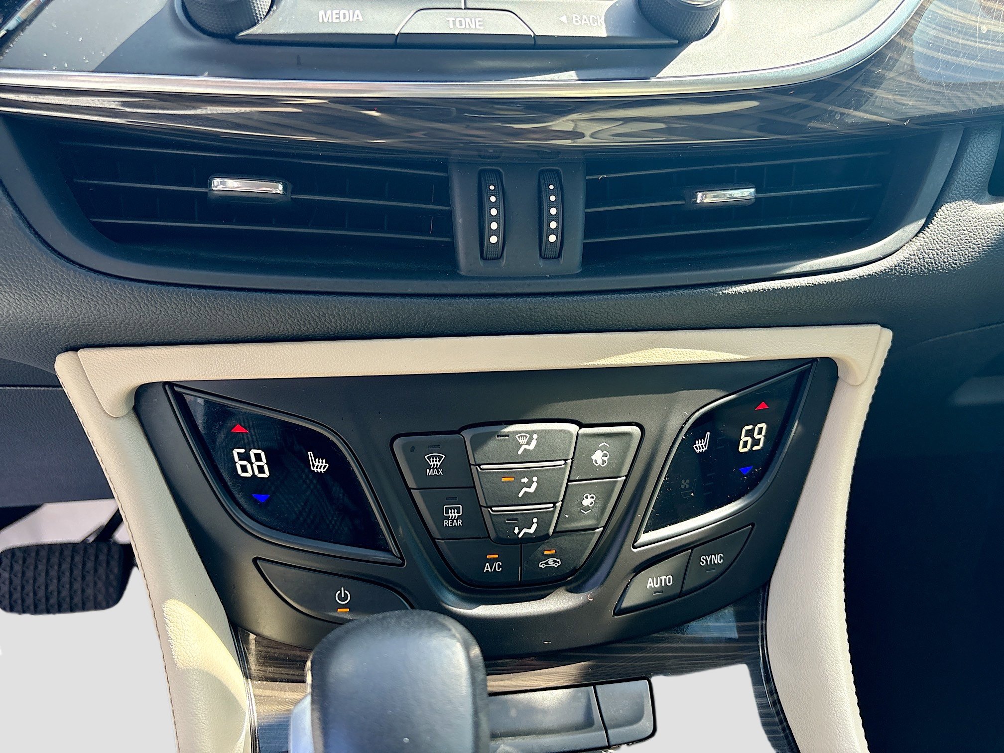 Used 2019 Buick Envision Essence FWD image 14