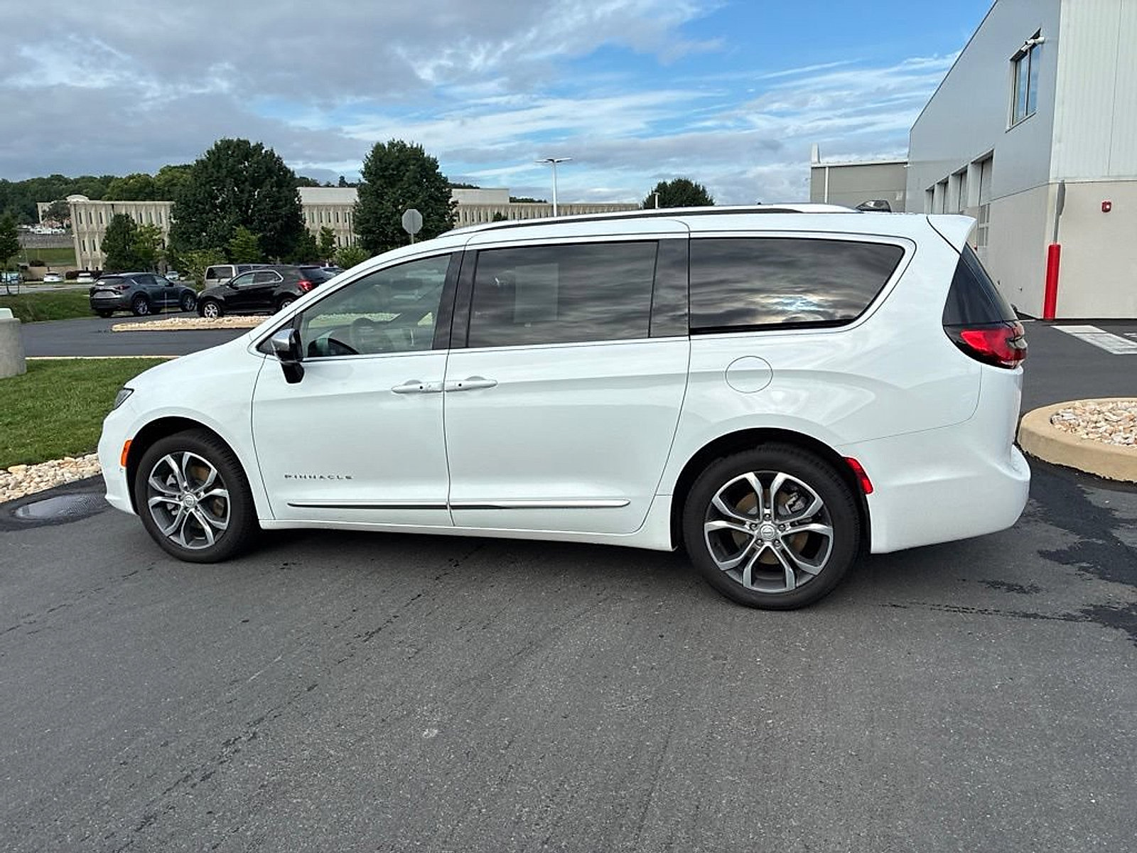 Used 2026 Chrysler Pacifica Pinnacle AWD/4WD image 21