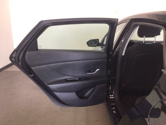 Used 2023 Hyundai Elantra SE FWD image 10