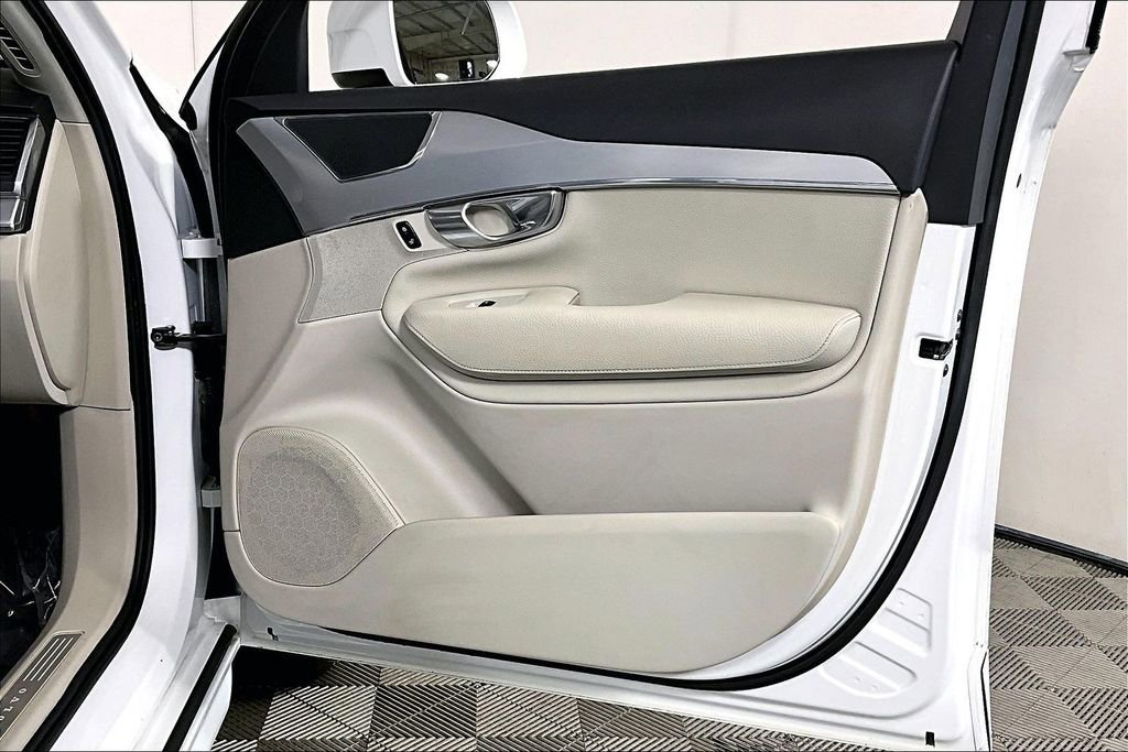 Used 2017 Volvo XC90 T6 Momentum w/ Vision Package image 24