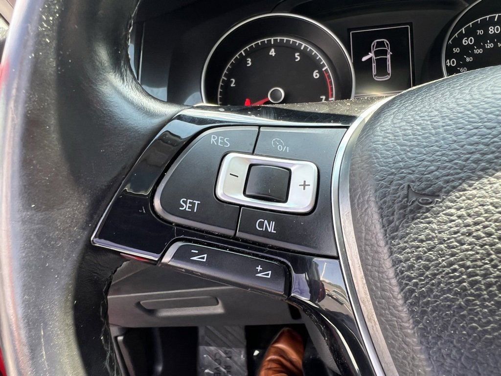 Used 2018 Volkswagen Golf SE image 32