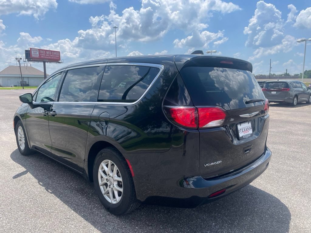 Used 2023 Chrysler Voyager LX FWD image 5