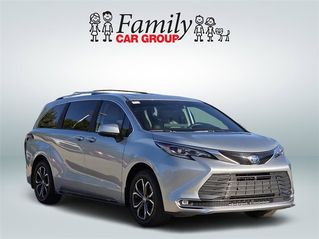Used 2025 Toyota Sienna Platinum image 2