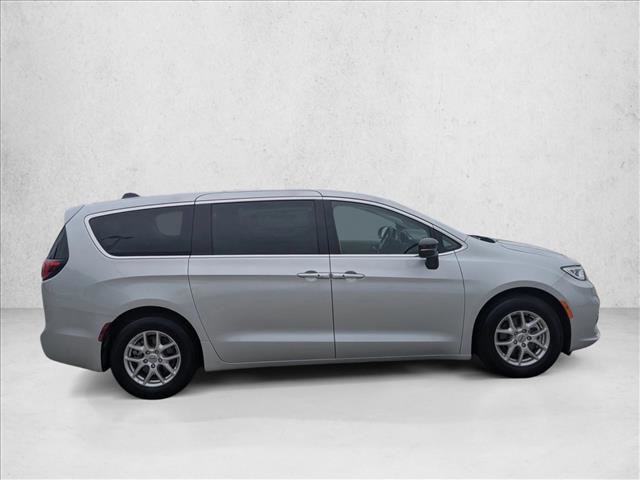 Used 2024 Chrysler Pacifica Touring-L FWD image 4