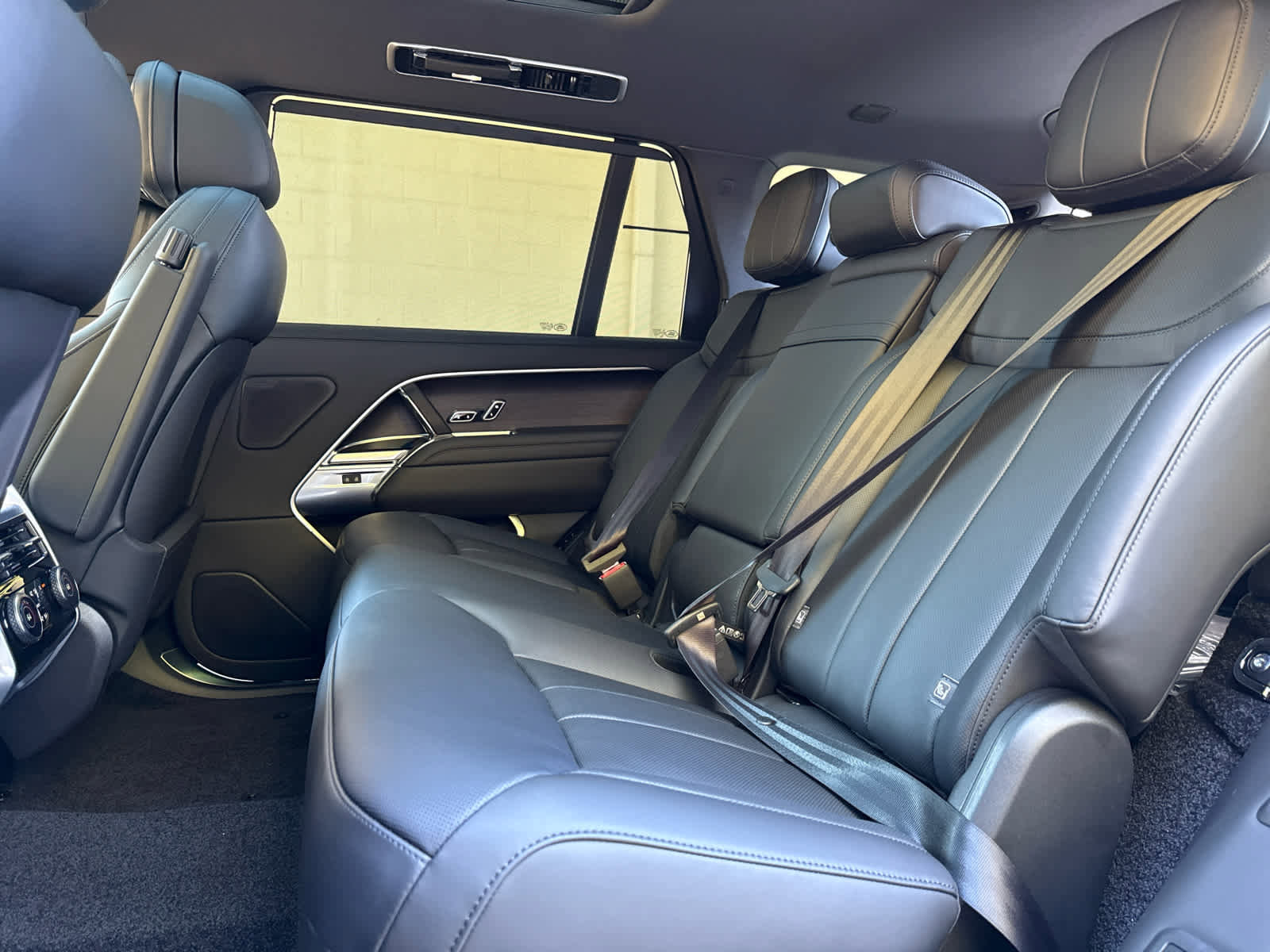New 2025 Land Rover Range Rover Long Wheelbase SE image 16