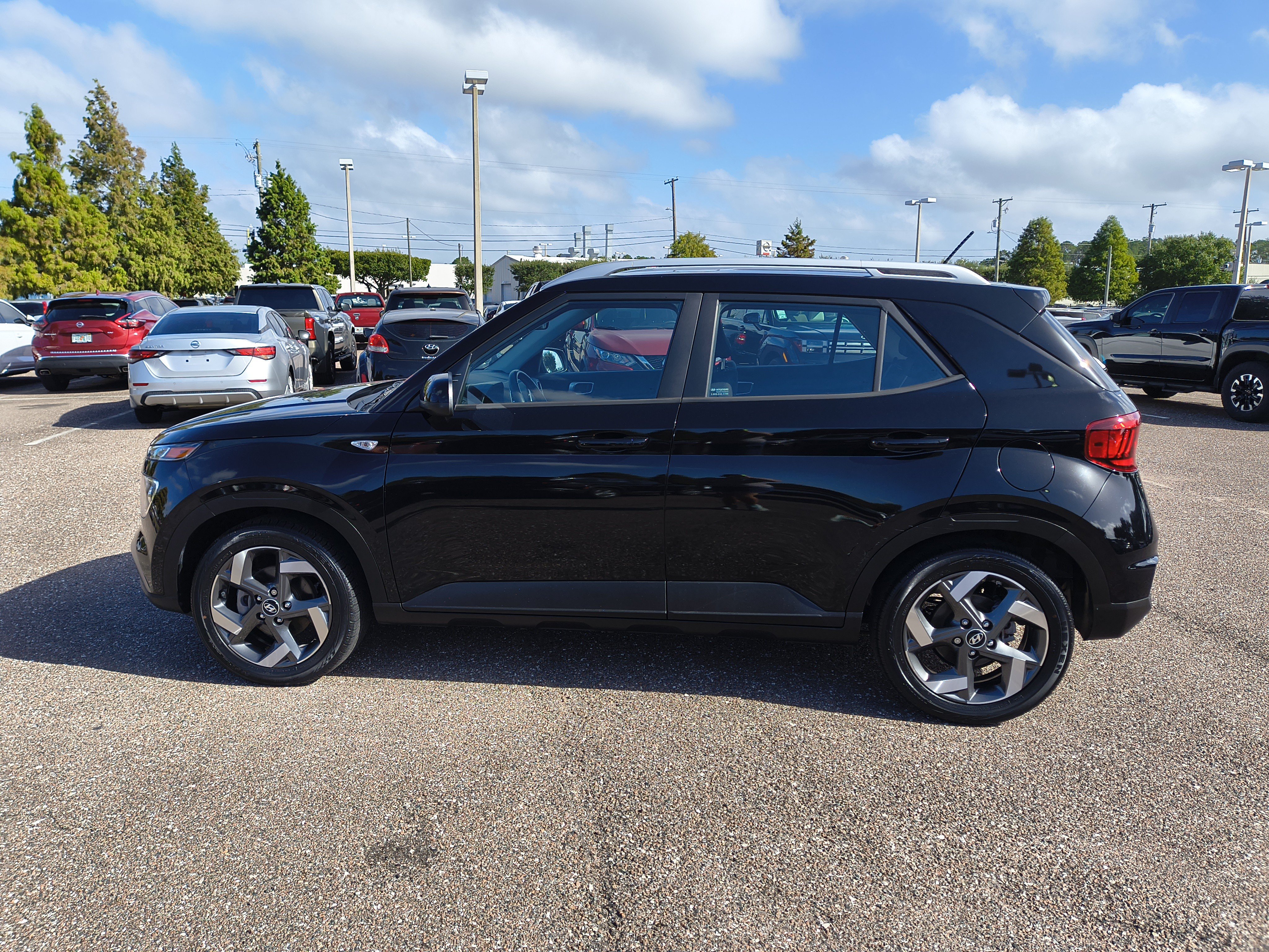 Used 2024 Hyundai Venue SEL FWD image 3