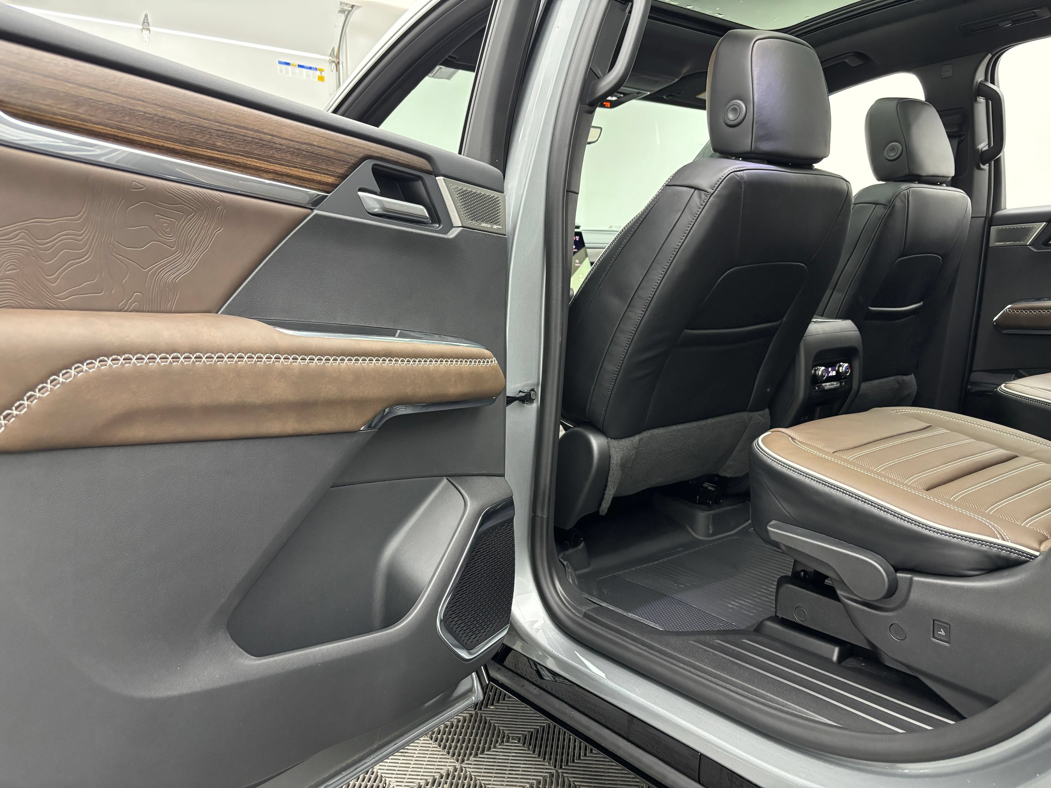 New 2027 GMC Acadia Denali Ultimate w/ LPO, Floor Liner Package AWD/4WD image 46