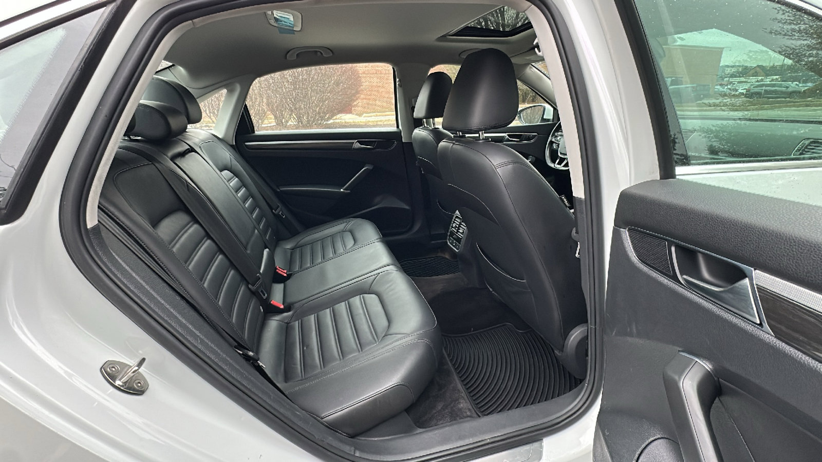 Used 2018 Volkswagen Passat 2.0T SEL Premium FWD image 25