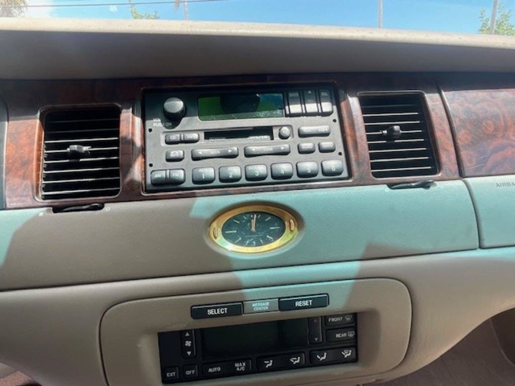 Used 2000 Lincoln Town Car Cartier RWD image 11