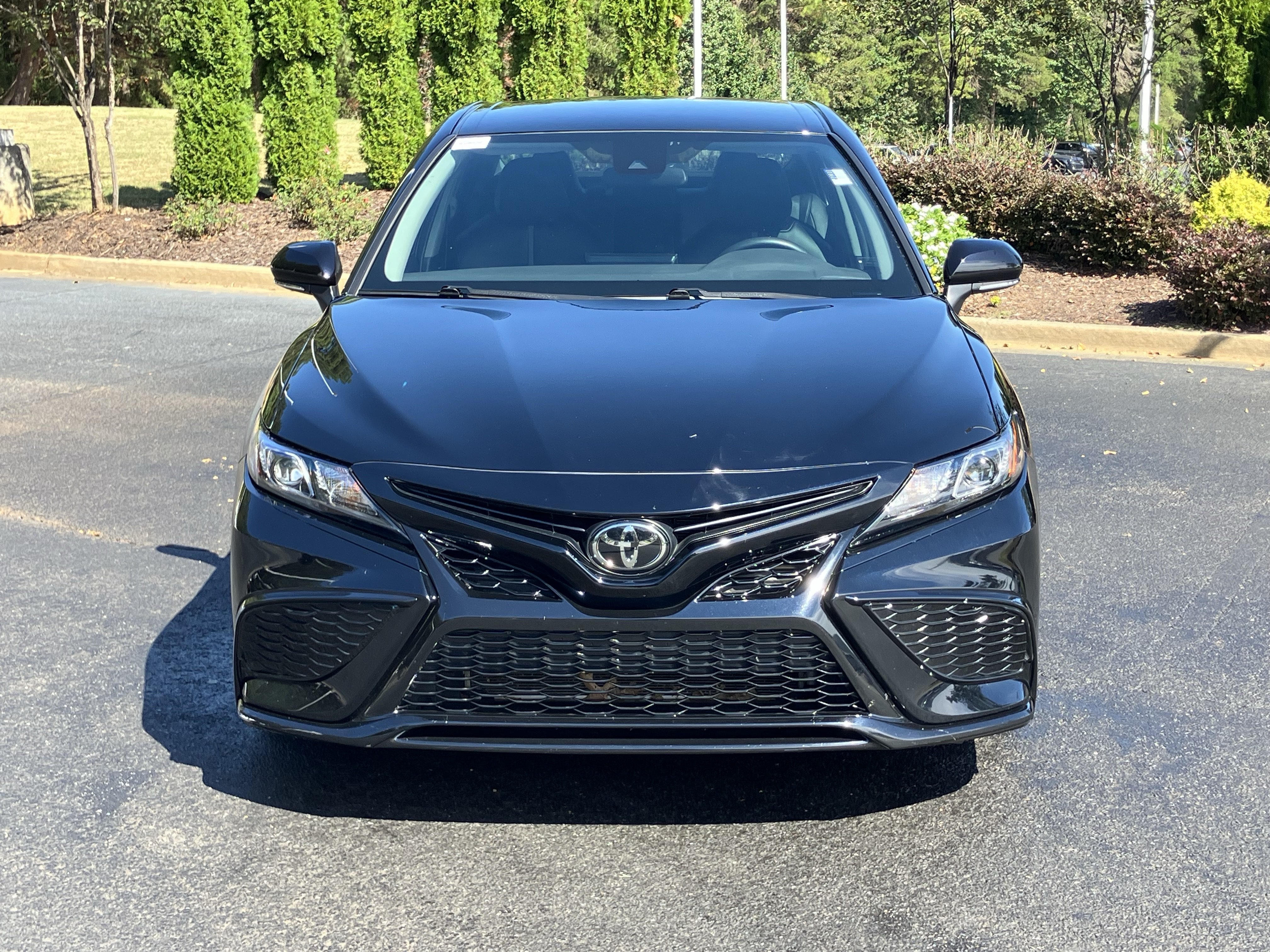 Used 2022 Toyota Camry SE FWD image 3