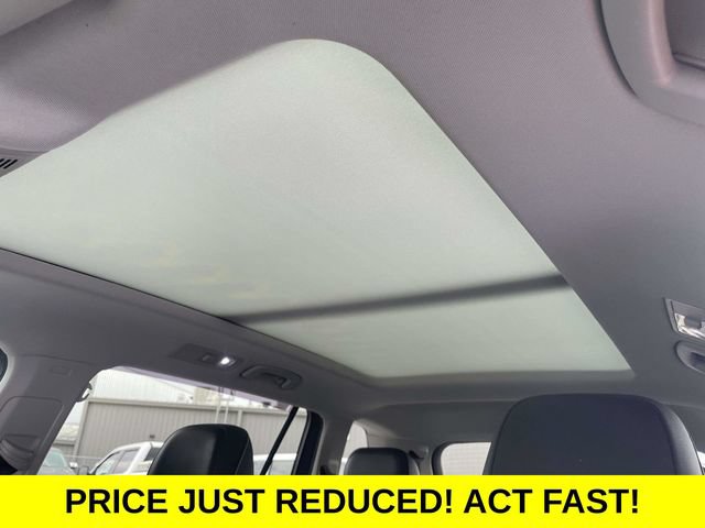 Used 2023 Volkswagen Tiguan SE w/ Panoramic Sunroof Package FWD image 21