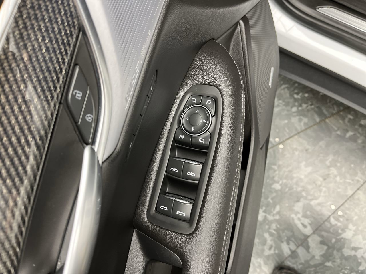 Certified 2024 Cadillac XT5 Sportv w/ LPO, Floor Liner Package AWD/4WD image 10