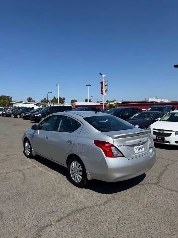 Used 2013 Nissan Versa SV FWD image 4