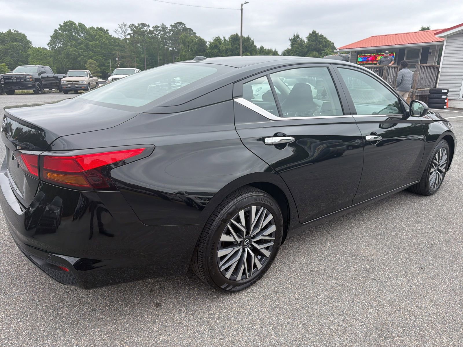 Used 2025 Nissan Altima 2.5 SV FWD image 4