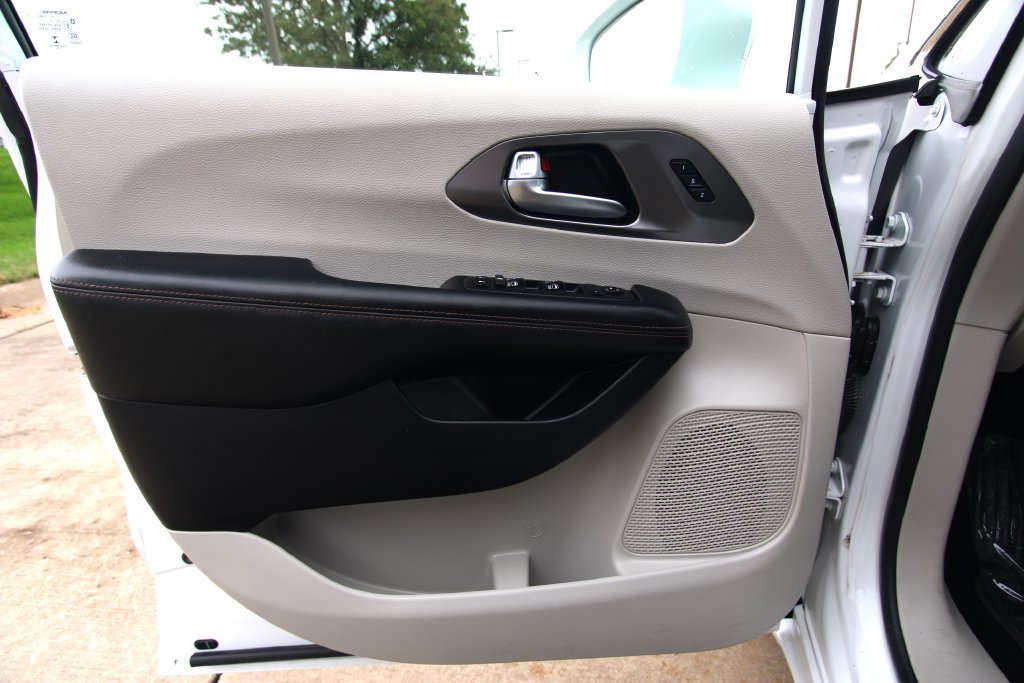 Used 2020 Chrysler Pacifica Touring-L Plus FWD image 40
