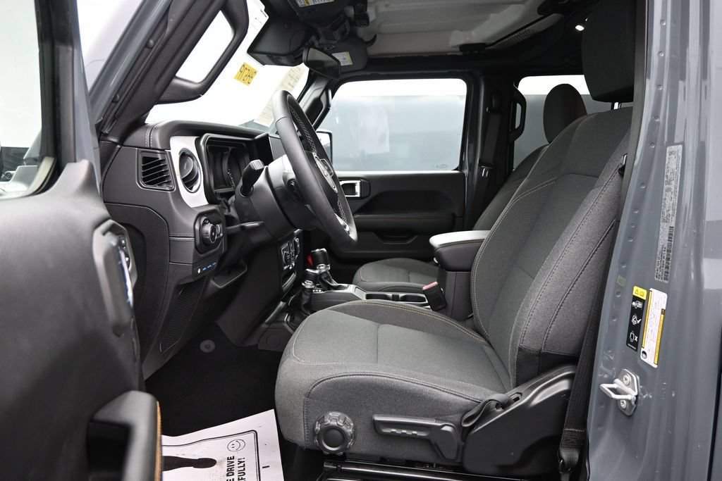 Used 2025 Jeep Wrangler Unlimited Sahara AWD/4WD image 9