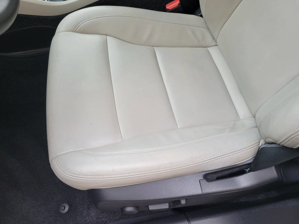 Used 2020 Volvo XC40 T4 Momentum image 36